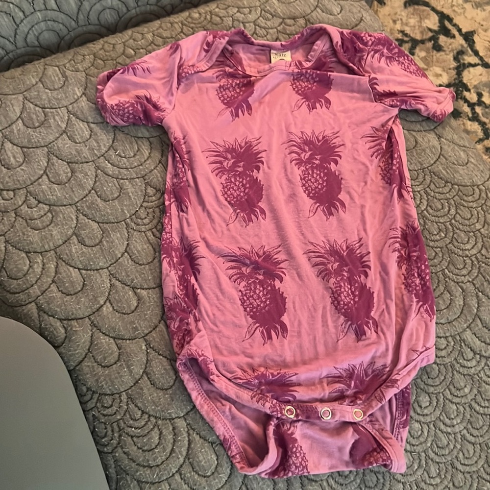 Kate Quinn 12-18m pink/purple pineapple bodysuit